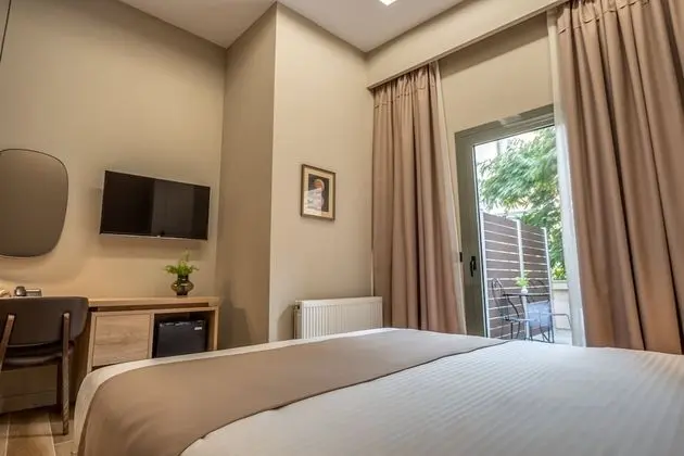 Deluxe Tek Büyük Yataklı Oda, Balkon, Bahçe Manzaralı