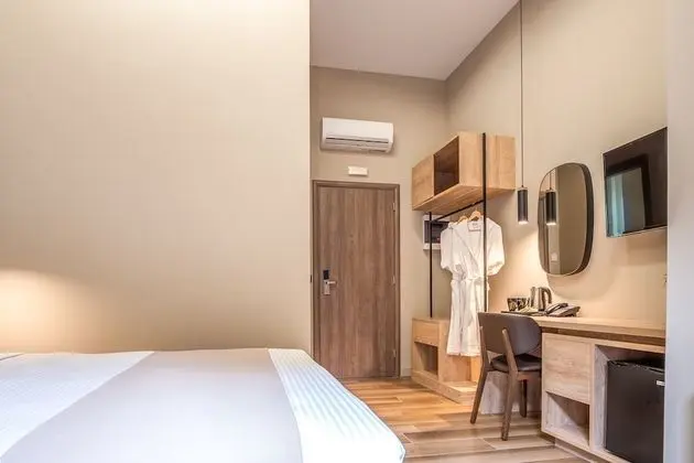 Deluxe Tek Büyük Yataklı Oda, Balkon, Bahçe Manzaralı