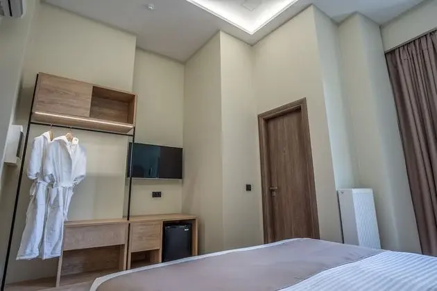 Deluxe Tek Büyük Yataklı Oda, Balkon, Bahçe Manzaralı