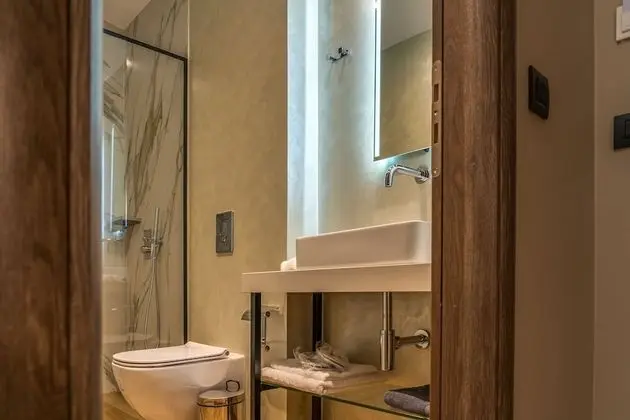 Deluxe Tek Büyük Yataklı Oda, Balkon, Bahçe Manzaralı