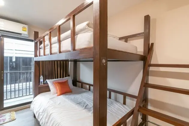 4-Bed Shared Bathroom