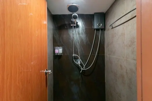 4-Bed Shared Bathroom