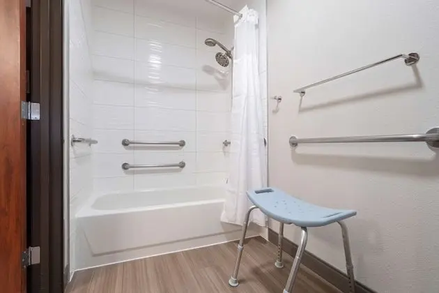 Standard Oda, 1 En Büyük (King) Boy Yatak, Engellilere Uygun, Buzdolabı ve Mikrodalga