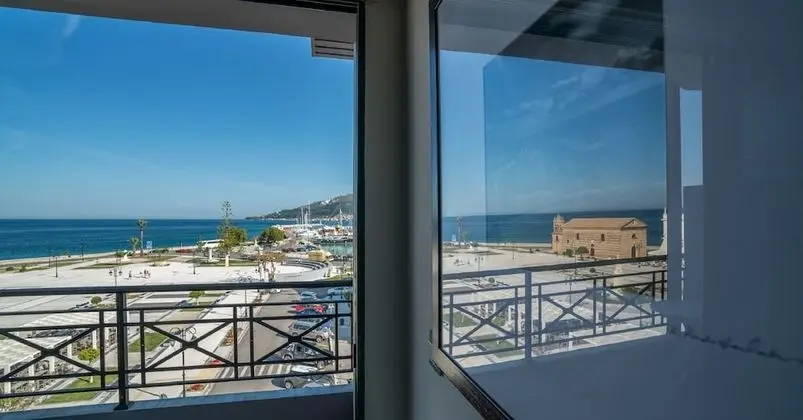 Tek Büyük veya İki Ayrı Yataklı Oda, Deniz Manzaralı