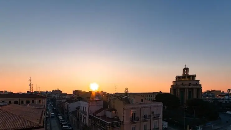 Deluxe Tek Büyük Yataklı Oda, 1 Büyük (Queen) Boy Yatak, Balkon, Kısmi Deniz Manzarası