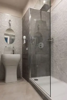 Deluxe Tek Büyük Yataklı Oda, 1 Büyük (Queen) Boy Yatak, Balkon, Kısmi Deniz Manzarası