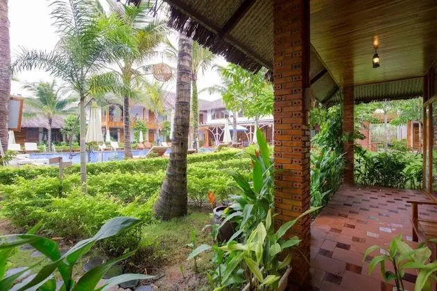 Bungalov, Havuz Manzaralı