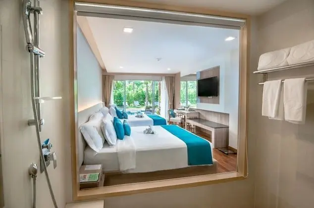 Deluxe Pool Access