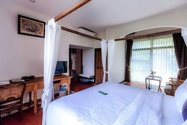 Deluxe balcony with bathtub