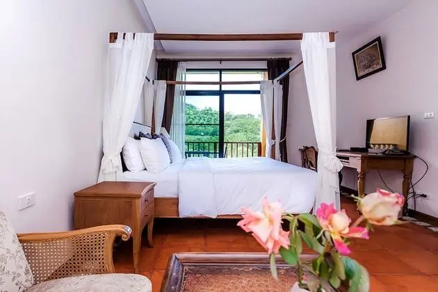 Deluxe balcony with bathtub