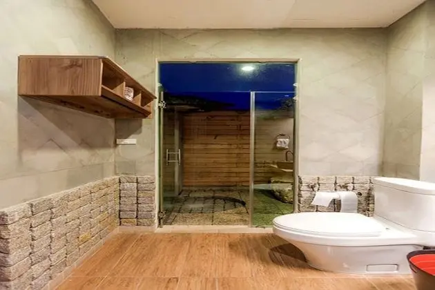 Executive suite jacuzzi