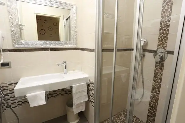 Üç Kişilik Oda