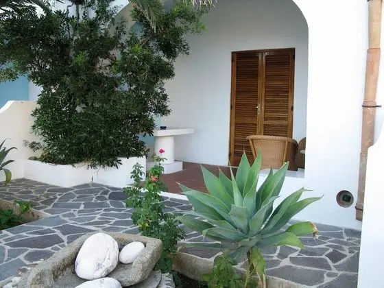 Üç Kişilik Oda, Bahçe Manzaralı