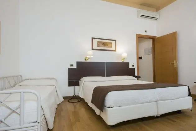 Üç Kişilik Oda