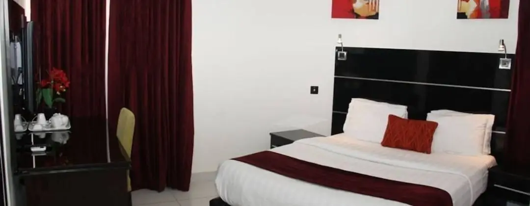 Deluxe Tek Büyük Yataklı Oda, Havuz Manzaralı