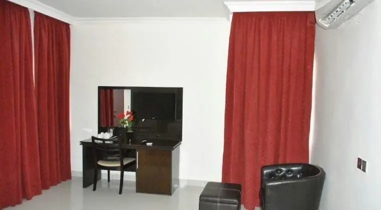 Deluxe Tek Büyük Yataklı Oda, Havuz Manzaralı