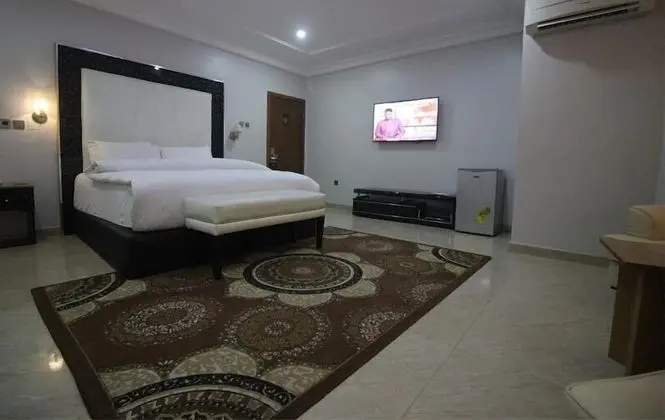 Standard Tek Büyük Yataklı Oda, Havuz Manzaralı