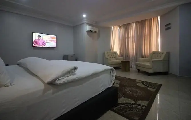 Standard Tek Büyük Yataklı Oda, Havuz Manzaralı