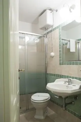 Tek Büyük veya İki Ayrı Yataklı Oda, Banyolu/Duşlu