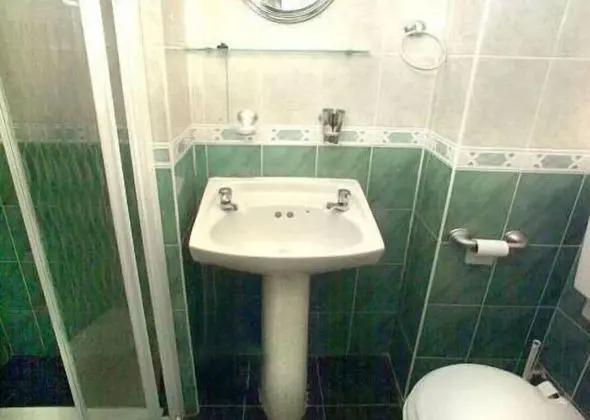 Üç Kişilik Oda