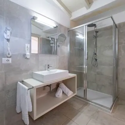 Tek Büyük Yataklı Oda, Balkon, Koy Manzaralı