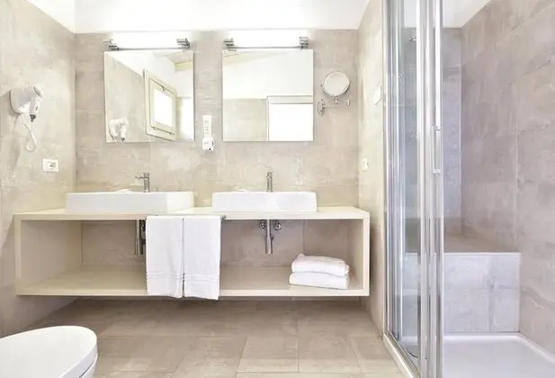 Tek Büyük Yataklı Oda, Balkon, Koy Manzaralı