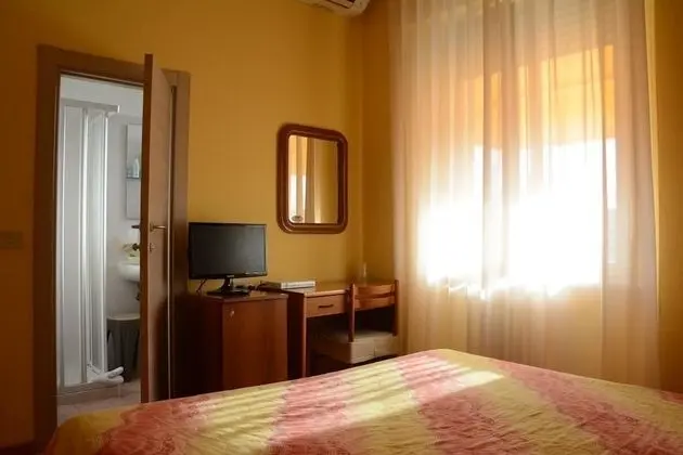 Business Tek Büyük veya İki Ayrı Yataklı Oda, Kısmi Deniz Manzaralı