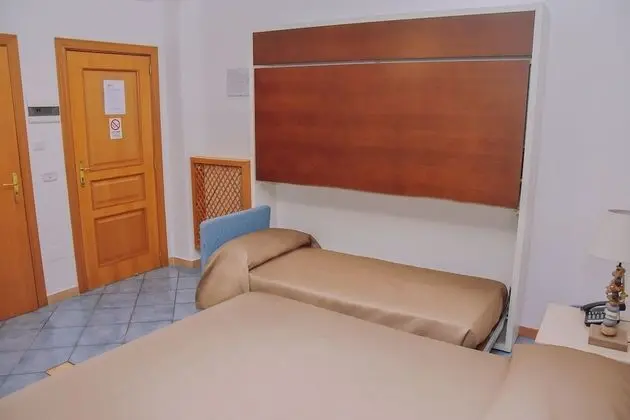 Üç Kişilik Oda (with internal private bathroom)