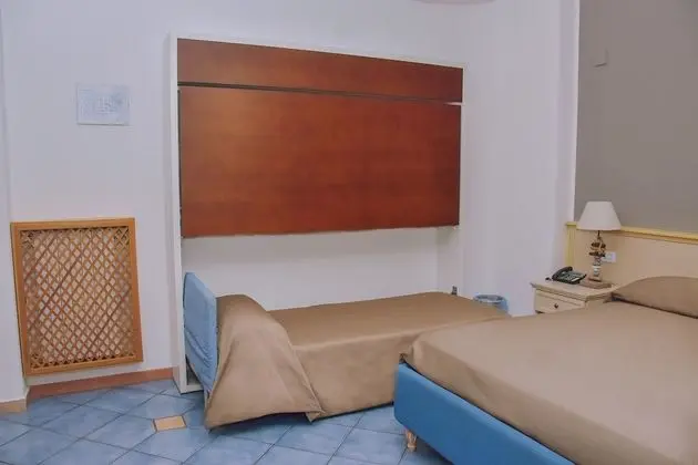 Üç Kişilik Oda (with internal private bathroom)