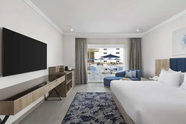 Deluxe Tek Büyük veya İki Ayrı Yataklı Oda, Havuz Manzaralı