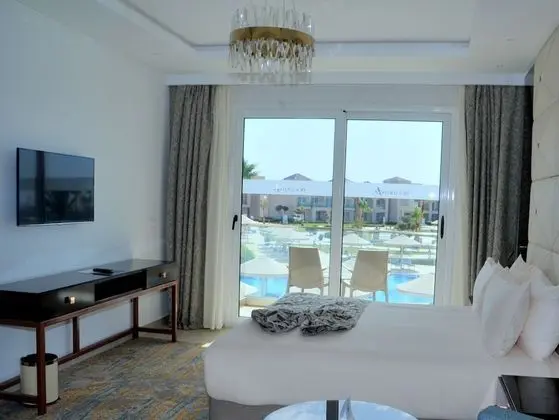 Deluxe Tek Büyük Yataklı Oda, Havuz Manzaralı