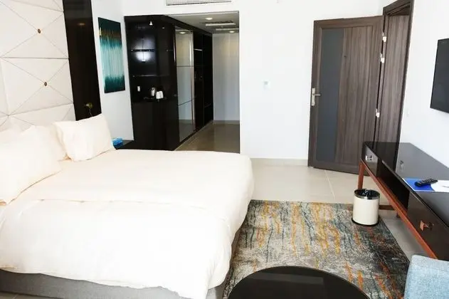 Deluxe Tek Büyük Yataklı Oda, Havuz Manzaralı