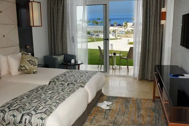 Deluxe Tek Büyük Yataklı Oda, Havuz Manzaralı