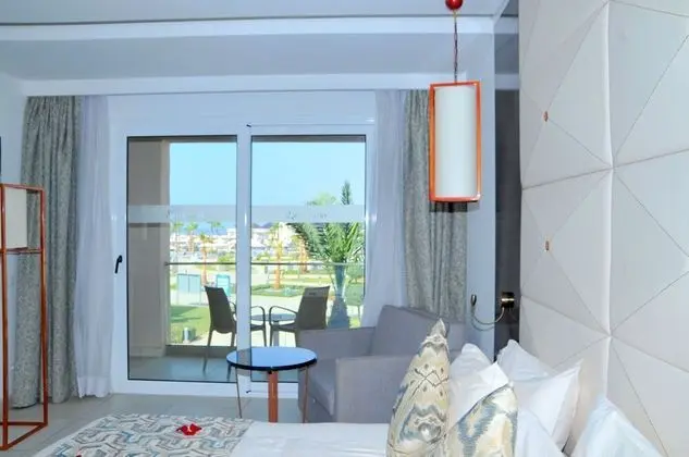 Deluxe Tek Büyük Yataklı Oda, Havuz Manzaralı