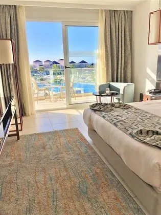 Deluxe Tek Büyük Yataklı Oda, Havuz Manzaralı