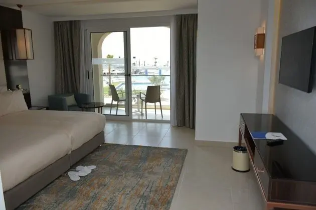 Deluxe Tek Büyük Yataklı Oda, Havuz Manzaralı