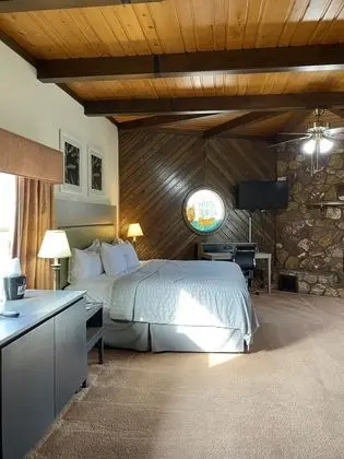 Süit, Birden Çok Yatak, Şömine (King Fireplace Suite)