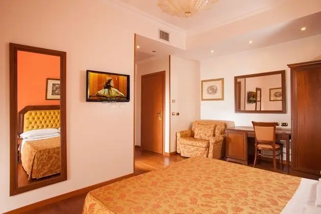 Üç Kişilik Oda, Ek Bina