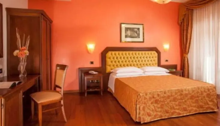 Üç Kişilik Oda, Ek Bina