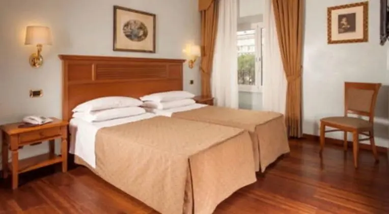 Üç Kişilik Oda, Ek Bina