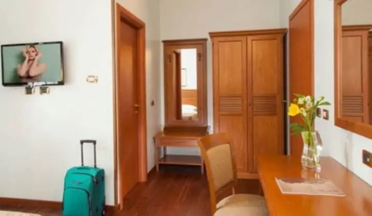 Üç Kişilik Oda, Ek Bina