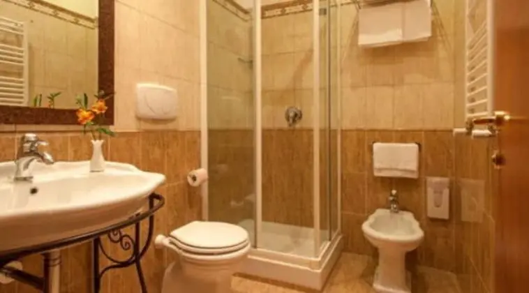 Üç Kişilik Oda, Ek Bina