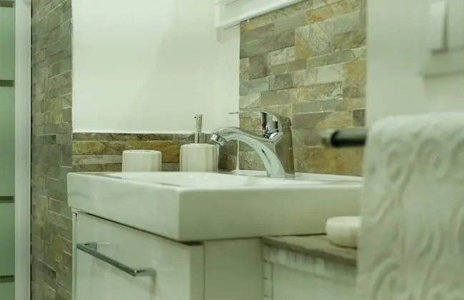 Tek Büyük Yataklı Oda (External Private Bathroom)