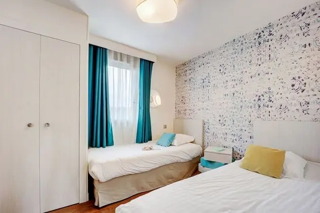 Apartment 8 people - 3 bedrooms - Terrace - Port view -  Harbor buildings