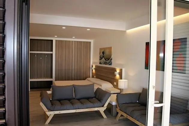 Junior Stüdyo Süit, Havuz Manzaralı