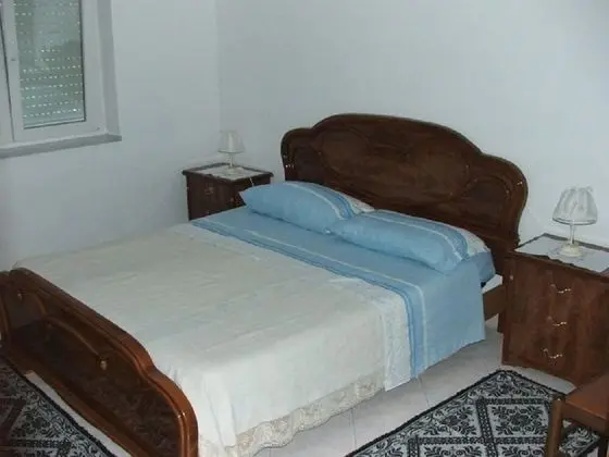 Tek Büyük veya İki Ayrı Yataklı Oda, Ortak Banyo