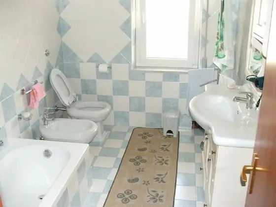 Tek Büyük veya İki Ayrı Yataklı Oda, Ortak Banyo