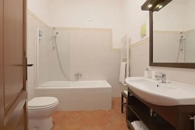 Büyük Yataklı Tek Kişilik Oda