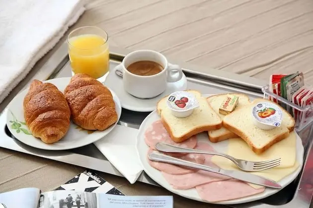 Tek Büyük veya İki Ayrı Yataklı Oda, Ortak Banyo