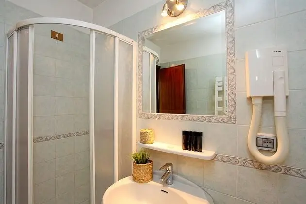 Tek Büyük veya İki Ayrı Yataklı Oda, Ortak Banyo